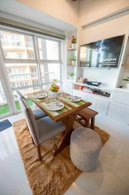 A2J Luxury 1Br Balcony Venice Suite Near Malls Manila