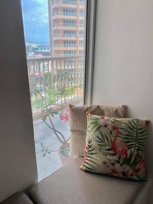 A2J Luxury 1Br Balcony Venice Suite Near Malls Manila Apartment