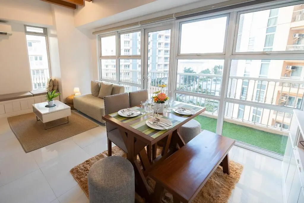 A2J Luxury 1Br Balcony Venice Suite Near Malls Manila Apartment