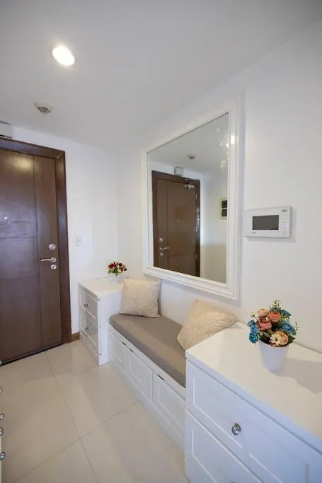 A2J Luxury 1Br Balcony Venice Suite Near Malls Manila Apartment