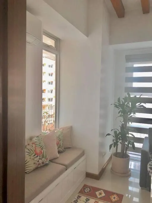 A2J Luxury 1Br Balcony Venice Suite Near Malls Manila Apartment